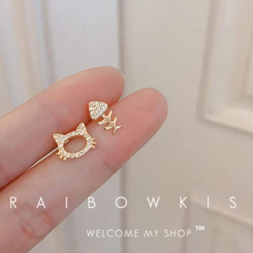 🐈🐟NEW🐈🐟ADORABLE!! Asymetrical Cat and Fish Earrings in GOLD with CZ'S - Picture 3 of 13